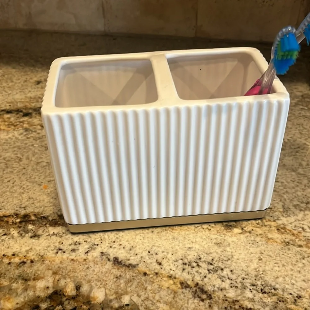DKNY White Toothbrush Toothpaste Bathroom Holder